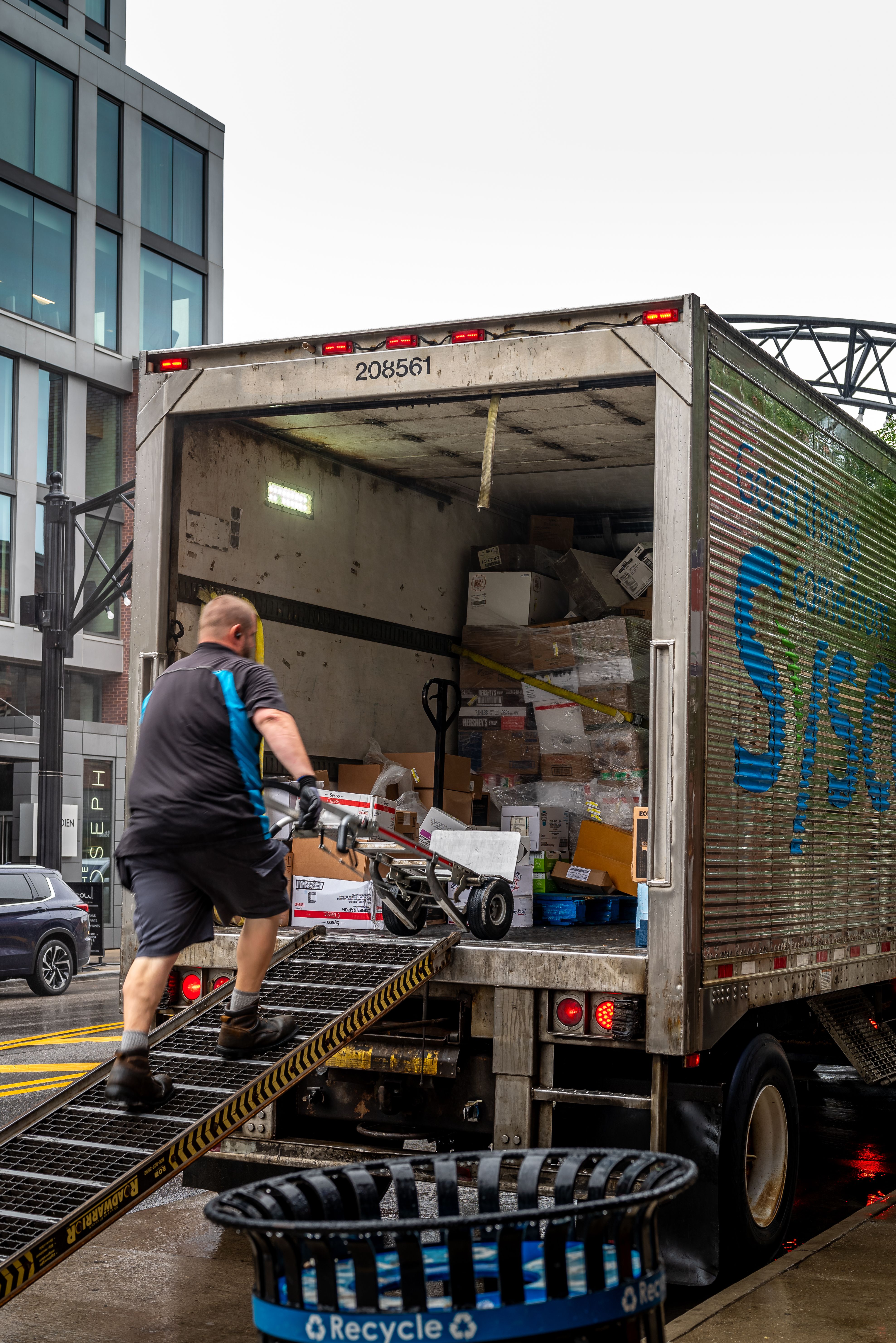 Semi-truck delivery service